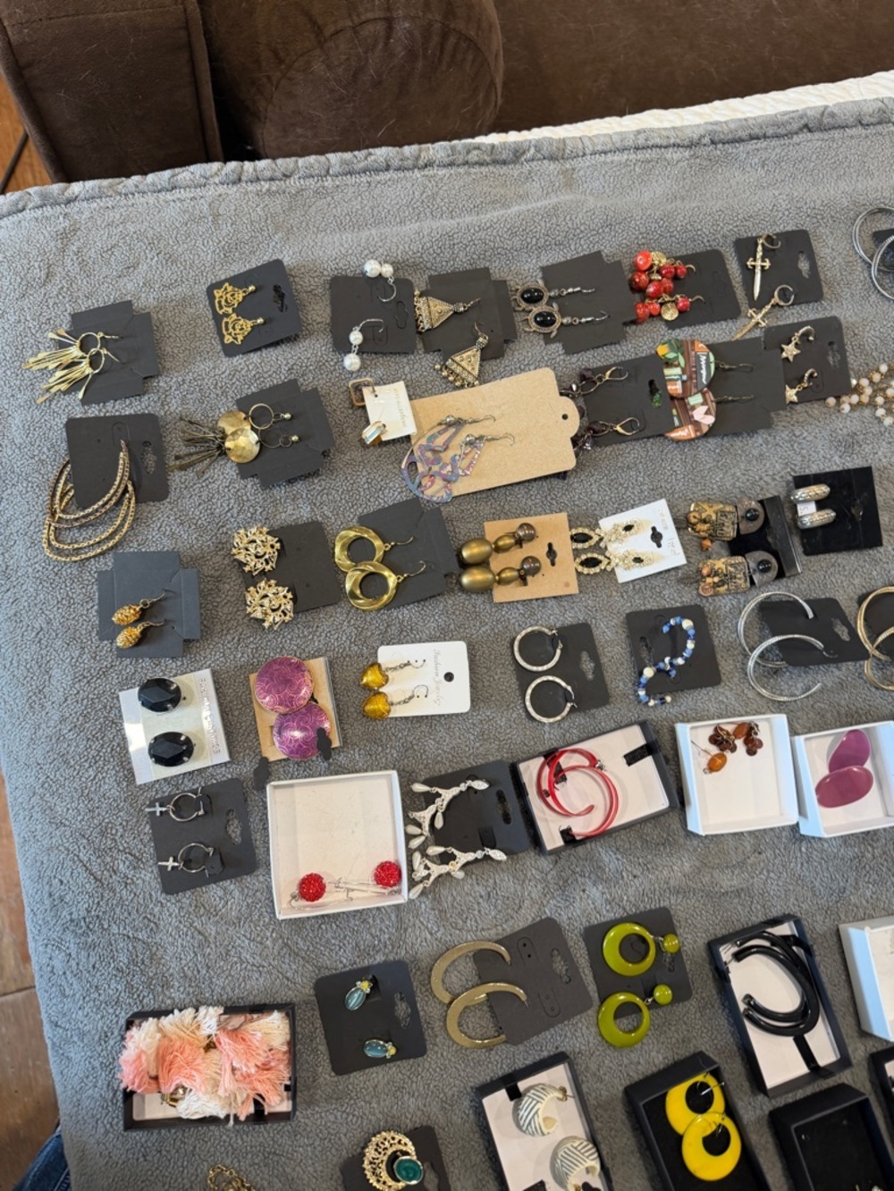 70 pairs of Assorted Women's vintage and new Earrings - All Styles - Picture 10 of 14